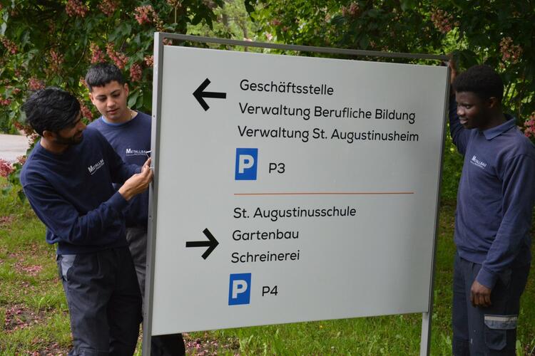 Auszubildende im Metallbau fertigen Schilder